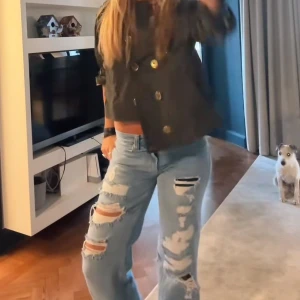 Lågmidjade jeans - Säljer dessa skitsnygga byxor då de var alldeles för långa för mig🩷 helt nya med prislapp kvar💖