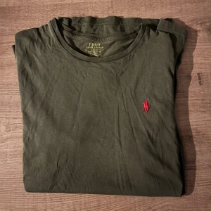 Ralph lauren - Säljer en riktigt fet ralph lauren t shirt i nyskick! Nypris är ungefär 900kr mitt pris 250! Storlek m slimfit, jag på bilden är 185 och väger 70kg! Bara skriv om det är någon fundering:)🤩✨