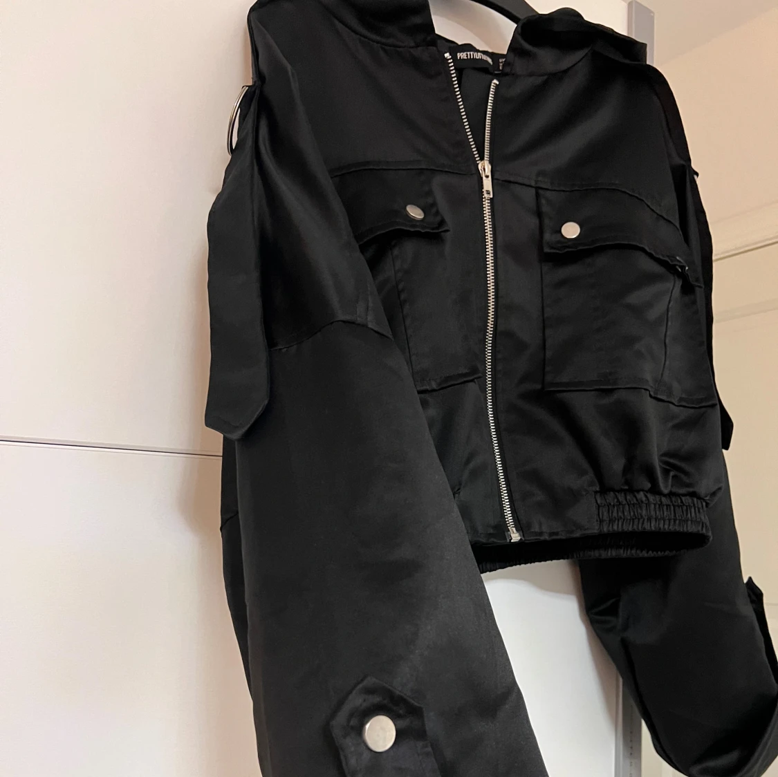 Svart croppad bomberjacka PrettyLittleThing - 1