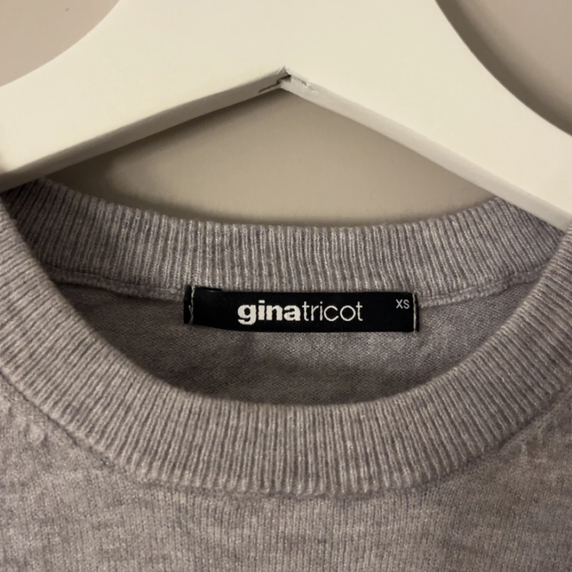 Grå t-shirt från Gina Tricot  - 1