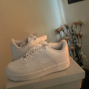 Nike Air Force 1 helvita sneakers (helt nya) - Klassiska Nike Air Force 1 sneakers i helvitt skinn med vit sula och snörning. Pris kan diskuteras i dm, är väldigt flexibel med priset på dem