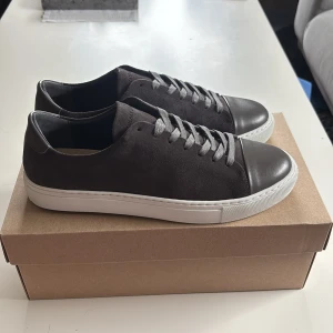 Sneaky Steve grå mockasneakers - Stilrena sneakers från Sneaky Steve i mörkgrå mocka. Helt nya och till ett bra pris. Men det går att diskutera så det är bara att skicka prisförslag 