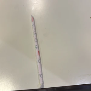 OG MCDONLANDS SUGRÖR - Ingen elektronikprodukt identifierad på bilden. Produkten ser ut att vara ett inslaget sugrör eller liknande föremål, inte relaterat till elektronik.