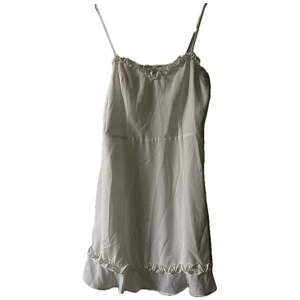 Flowy klänning - As gullig klänning, perfekt t sommaren! Luftig å sjukt söta volanger på överdelen och nederdelen. Köpt ifrån na-kd å använd 1 gång🫶