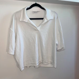 Vit ribbad polotopp från Kappahl - Vit ribbad polotopp från Kappahl i storlek S. Toppen har en avslappnad krage, korta ärmar. Aldrig använd ändast tvättat 1 gång. Stor i storlek så passar mig som har M