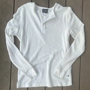 Vit Henley tröja - Vit långarmad tröja fran East West i 100% bomull! || Aldrig använd nyskick, storlek M men sitter något litet skulle säga mellan S och M, nypris: 500kr|| kom DMs vid minsta fundering!