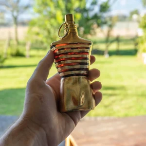 Jean Paul Gaultier Le Male Elixir - Le Male Elixir från Jean Paul Gaultier kommer i en ikonisk, guldig flaska. Volymen är 125 ml. Perfekt för dig som vill sticka ut med en exklusiv och trendig parfym i samlingen. Förpackningen är öppnad med den är inte använd. Kvitto finns.