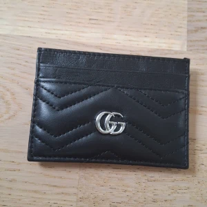 Svart Gucci korthållare - Säljer en svart korthållare som är quiltad av äkta läder. Den är i princip helt ny. Meddela gärna om du är intresserad 🤝