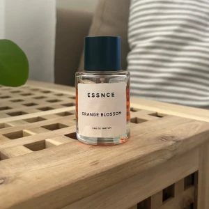 Essnce Orange Blossom EdP 50ml - Orange Blossom Eau de parfym, 50ml. Använd ca 70% kvar av flaskan. Gourmand blommig doft, ska vara inspirerad av love dont be shy, kilian. 