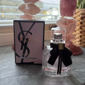 YSL Mon Paris Eau de Parfum - Trendig parfym från YSL med elegant design och ikonisk svart rosett. Volym: 30 ml. Perfekt accessoar för dig som vill sticka ut och addera en lyxig touch till din stil. Ny