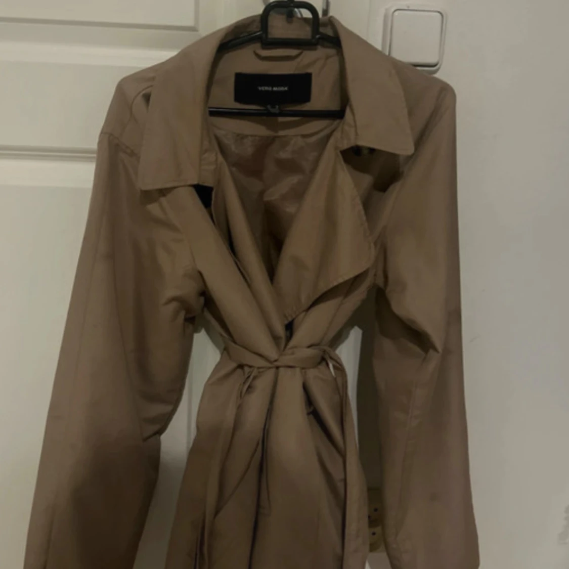 Beige trenchcoat från Vero Moda - 1