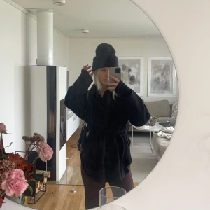 Kappa - Säljer en jättefin svart kappa som är i väldigt bra skick🥰säljer då jag använder andra jackor oftare, skriv privat för fler bilder