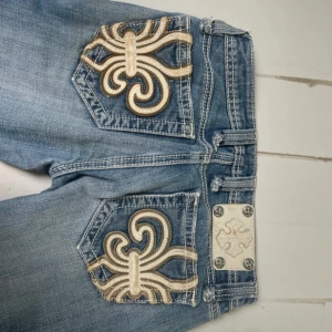 Miss me jeans 💗 - Skit snygga miss me jeans som tyvärr är för små, passar bra i längden 160-168cm. Dom är lowwaist och bootcut. Storlek 25, Lite slitna längst ner. Skriv om ni har frågor! 💗