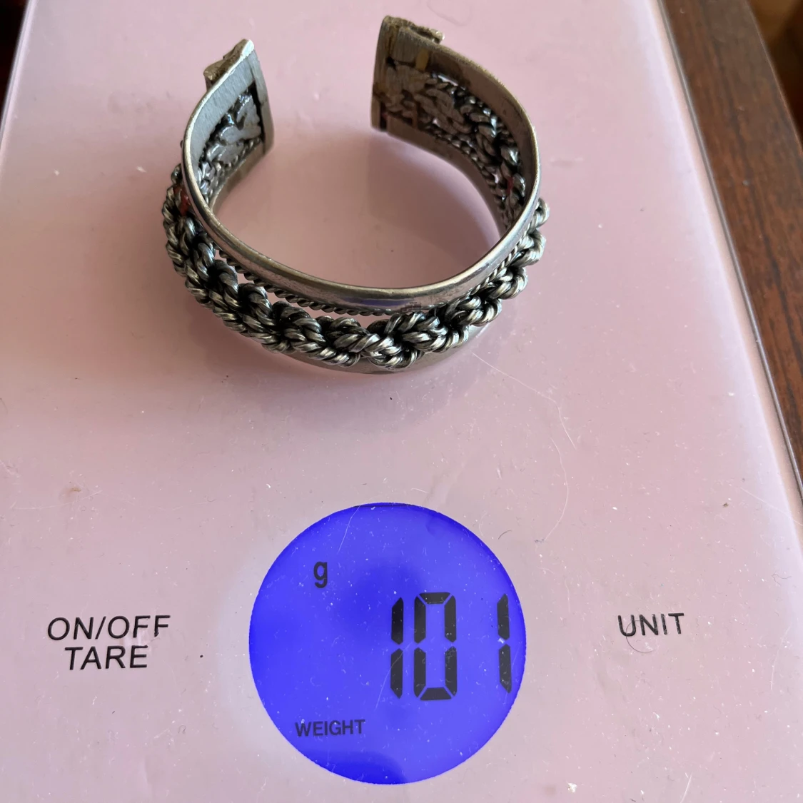 Brett silverfärgat armband med flätad detalj - 4