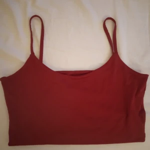 Croppad linne  - Ett linne i ett mjukt material som är croppad ( alltså kortare än ett normalt linne är) , den är endast testade men passade inte 