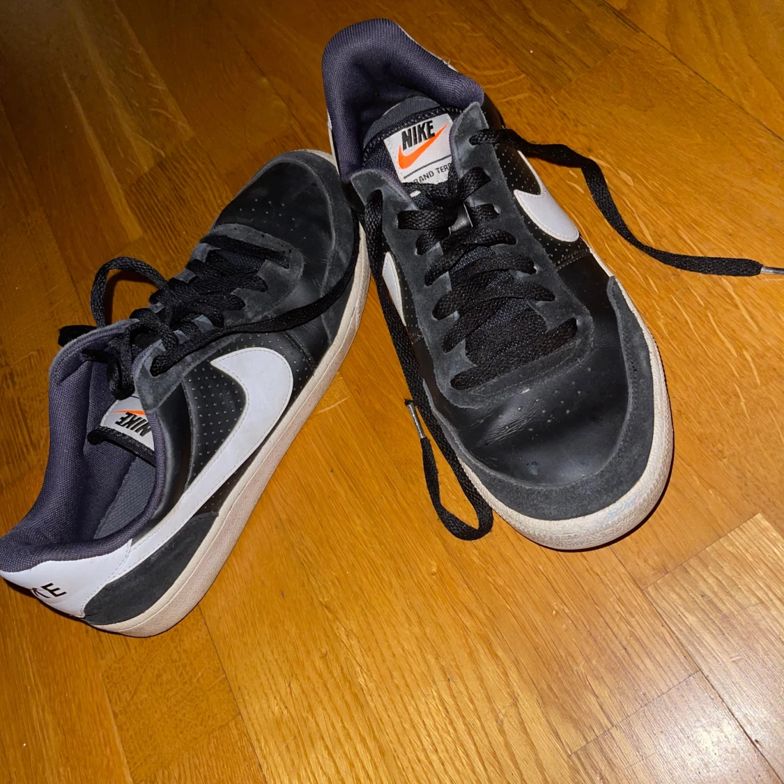 Svarta Nike sneakers med vit swoosh