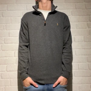 Ralph Lauren halv zip M - | Ralph Lauren halv zip | Riktigt bra skick | Storlek M | Pris 449 | Passar väldigt bra till allt och håller en varm mot vintern. Säljer då den inte passar mig längre.