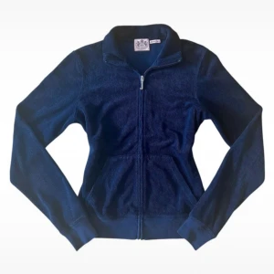 Vintage Mörkblå fleecejacka Juicy Couture S - Amazing condition zip up fleece / tröja from juicy couture in size S 