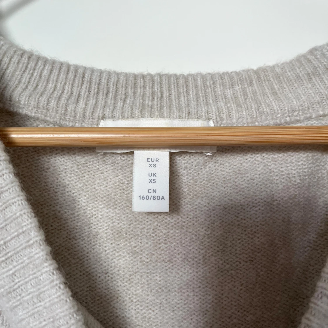 Beige stickad tröja med strassknappar - 2