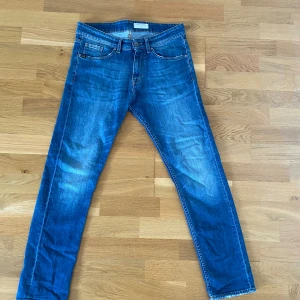 Blå jeans från Tiger of Sweden - Snygga blå jeans från Tiger of Sweden med klassisk femficksdesign och smal passform. De passar dig runt 175. Hör gärna av dig vid minsta fundering 🙌🙌