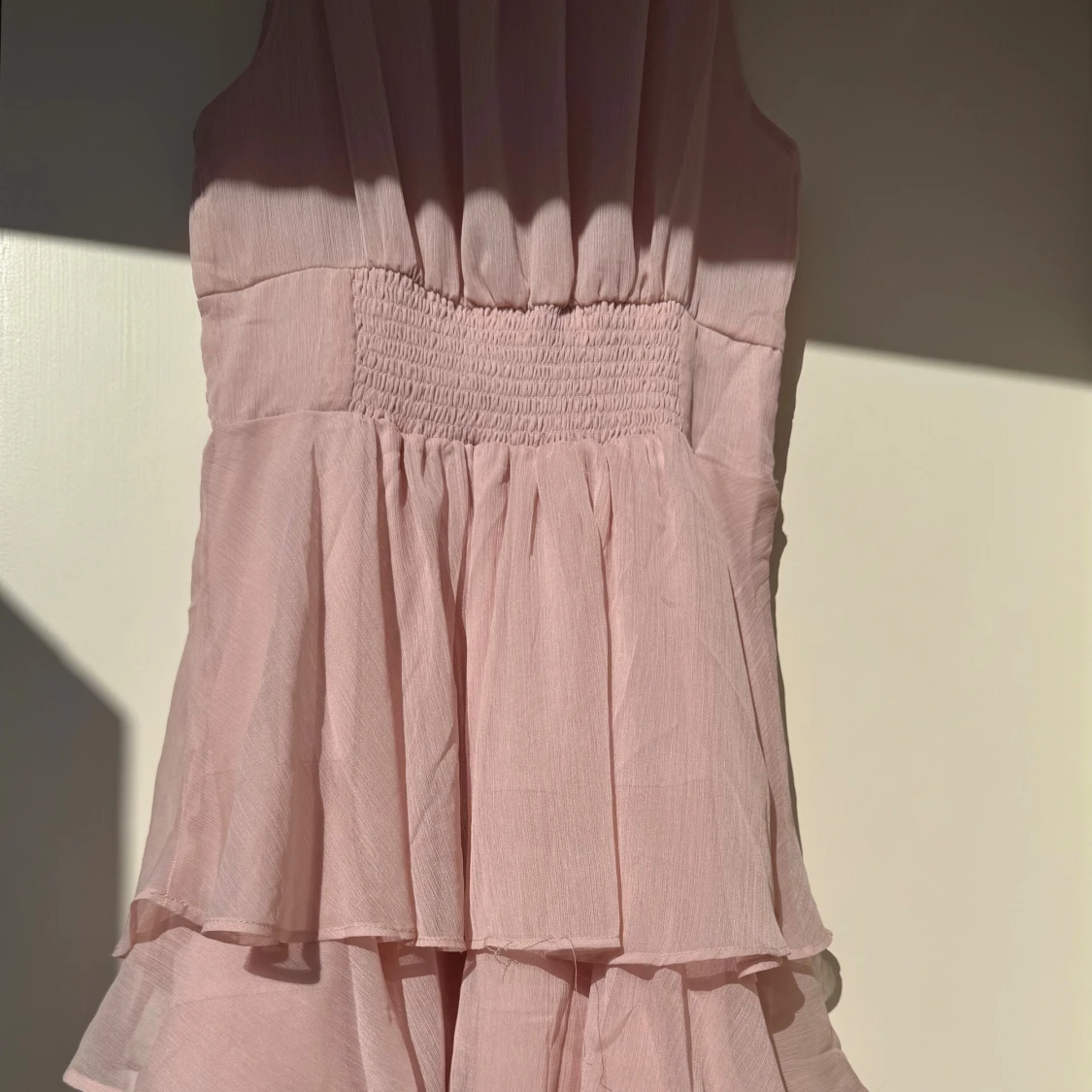 Ljusrosa volangklänning från Neo Noir - 3