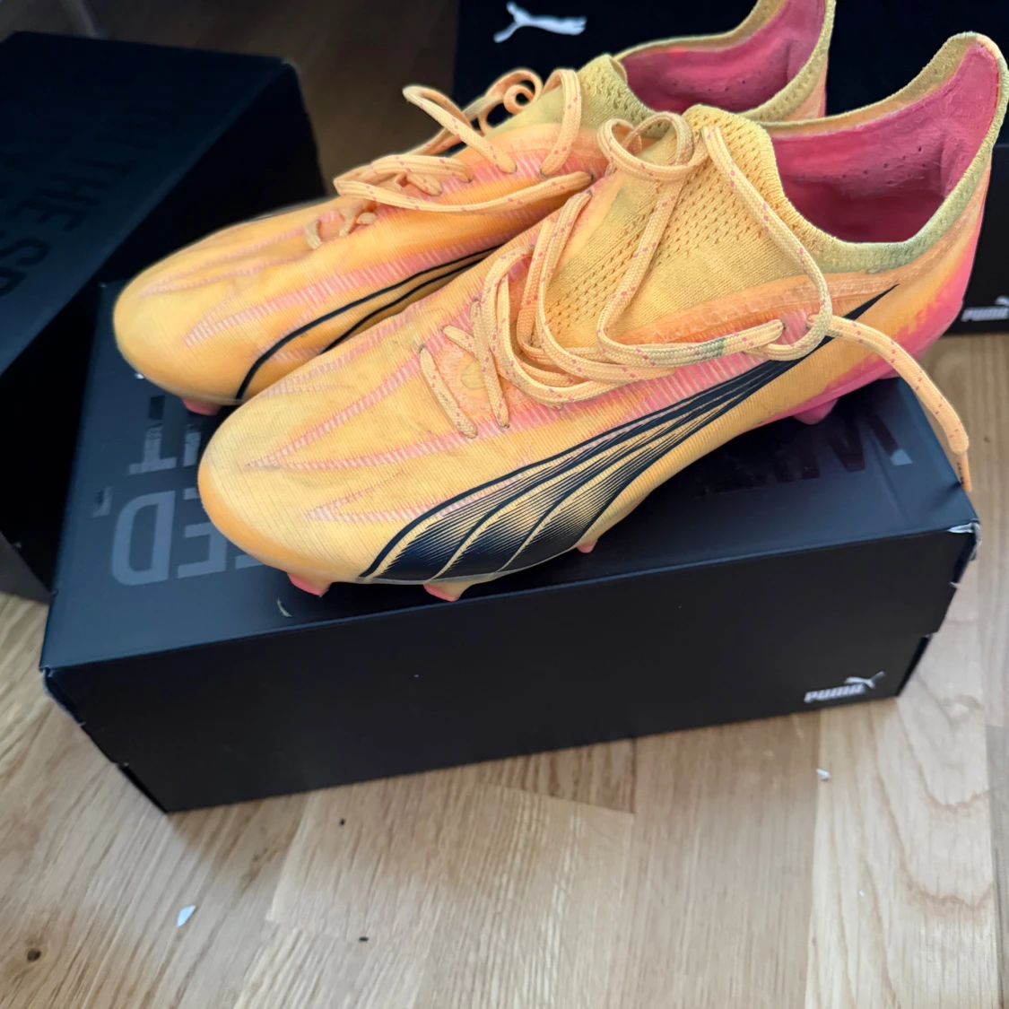 Puma orange fotbollsskor med svarta detaljer - 2