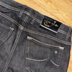Jacob cohen jeans  - Tjaba, säljer nu mina cohens! Extremt bra skick på dem med en liten skreva i fickan, priset kan diskuteras vid snabb affär! Bara att skriva vid minsta fundering!!🍾 (sitter som 32/32)
