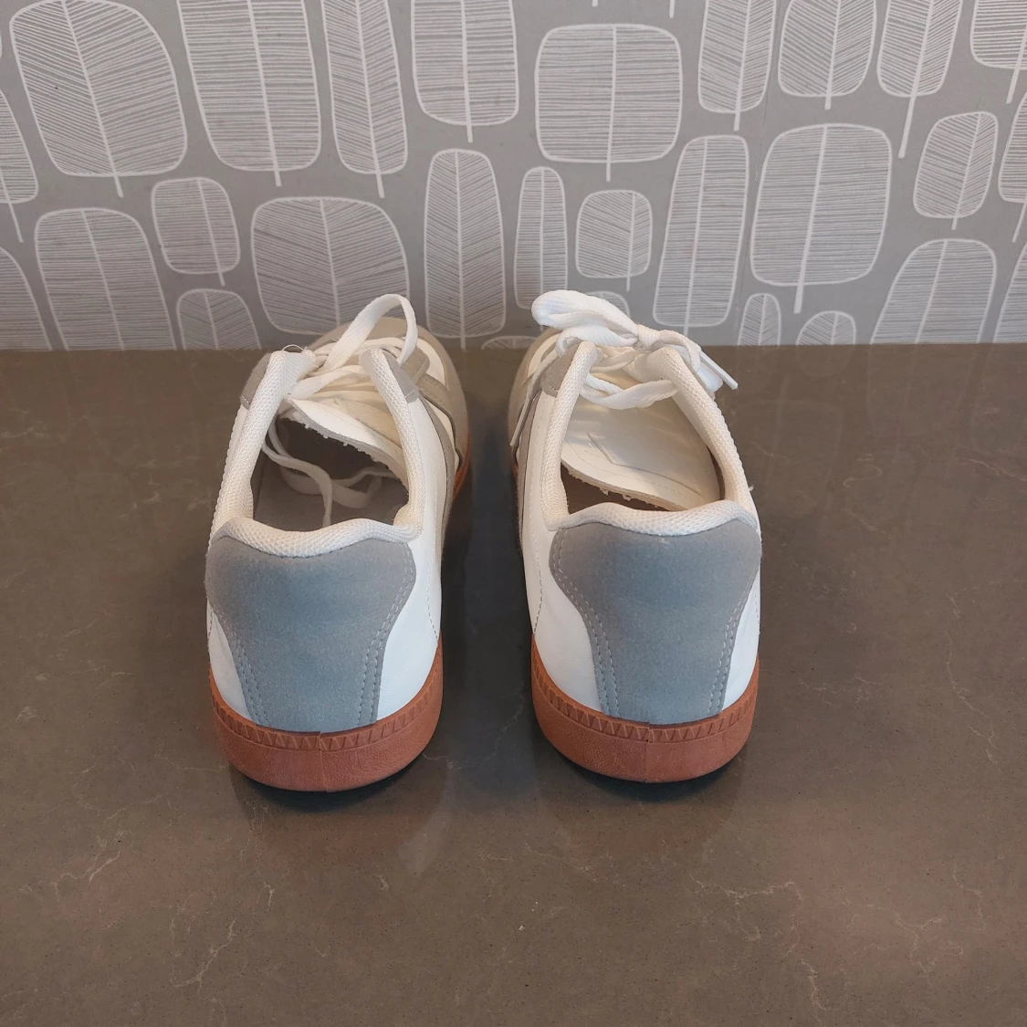 Renzo  sneakers med mockadetaljer från Arveilo  - 1