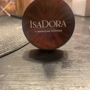 Bronzer - En Isadora bronzer i färgen 46 golden tan, det är en jätte fin bronzer men jag säljer den eftersom den inte kommer till användning 