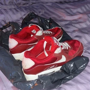 Nike Air Max röda  - Hjälper en vän sälja ett par Nike air Max, storleken är 43 och skicket är runt 7,5/10 mitt pris 550 och nytt pris är 1850kr. Skicka gärna ett meddelande om ni är intresserade!