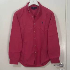 Ralph Lauren Skjorta - Ralph Lauren Skjorta. Storlek S. I jätte bra skick utan defekt. Skickar alltid samma eller nästa dag. Skriv från privat för mer information. 