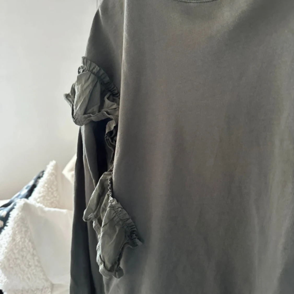 Olivgrön sweatshirt med volang från Gina Tricot - 2