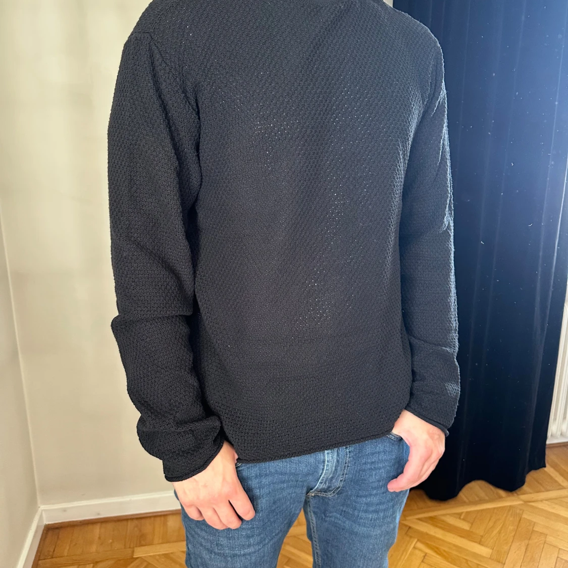 Svart stickad tröja med struktur