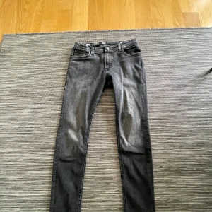 Gråa från jeans Jack & Jones - Snygga grå skinny jeans från Jack & Jones, modell Liam. Jeansen har klassisk femficksdesign, smal passform och är tillverkade i stretchigt denim för extra komfort. Perfekta för dig som gillar en tajt look och vill ha ett par stilrena jeans i garderoben.
