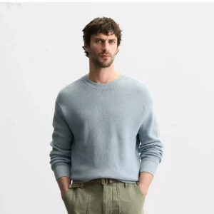 Ljusblå stickad tröja från Zara - Säljer en stilren ljusblå stickad tröja från Zara i storlek M. Tröjan har rund halsringning, ribbade muddar och är långärmad. Perfekt för lager-på-lager och enkel att matcha med jeans eller chinos. Ny pris 499kr