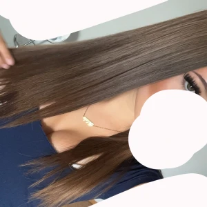 Mörkblå ribbad topp nelly  - Supersnygg mörkblå topp med korta ärmar och v-ringning. Toppen har en fin spetskant längs urringningen och är figurnära i modellen. Perfekt att styla med jeans eller kjol för en trendig look.