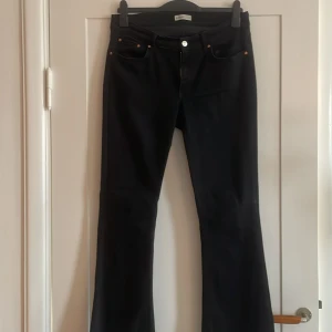 Svarta bootcut jeans från Gina tricot - Skit snygga svarta jeans från Gina tricot, dom är mid waist och är uppsprättade längst nere i sömmen som ger en snygg detalj,  för att dom var för korta för mig, är ca 175) 💕