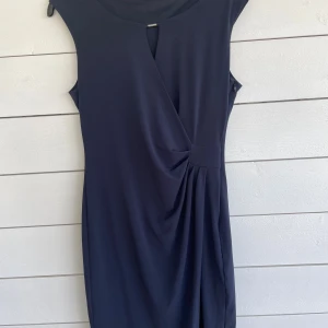 Marin blå kläning - Marinblå kläning med rynk i midian