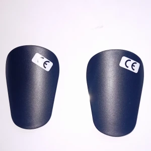 Svarta mini benskydd för fotboll, oanvända och har 7 st hemma. Pris kan diskuteras. - Säljer ett par svarta, släta benskydd för fotboll. De är lätta och har en enkel, stilren design utan mönster eller logga. Perfekta för dig som vill ha ett diskret skydd på planen. Materialet är hårdplast och de är CE-märkta.