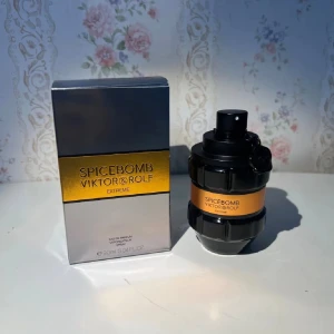 Spicebomb Extreme EdP 90ml - Spicebomb Extreme från Viktor & Rolf är en parfym i en unik flaska på 90 ml. Tillverkad i Frankrike. Perfekt för dig som vill sticka ut med en ikonisk doft och snygg design.