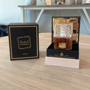 Lattafa Khamrah EdP 100ml - Lattafa Khamrah från Lattafa är en Eau de Parfum i en snygg 100ml flaska. Perfekt för dig som vill sticka ut med en exklusiv och trendig doft på hyllan. Snygg förpackning som gör sig lika bra som present eller till dig själv. Det finns ungefär 98ml kvar av 100ml. Varför jag säljer är för att den är inte riktigt ser mig andvända den så ofta.