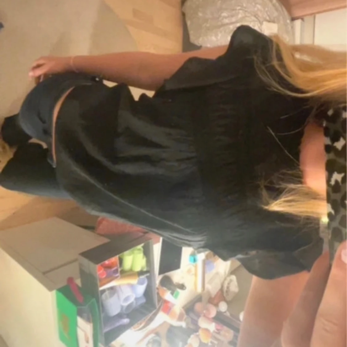 Svart blus med kort ärm