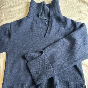 Mörkblå stickad polotröja Gina Tricot - Mysig mörkblå stickad polotröja från Gina Tricot i storlek M, den är perfekt att ha över en annan tröja. Priset kan diskuteras.