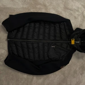 Parajumper Cardigan Marin blå Herr - Säljer en parajumper cardigan i marin blå färg i Storlek S. Den är i väldigt bra skick samt knappt använd och galje, extra knappar och kvitto tillkommer 