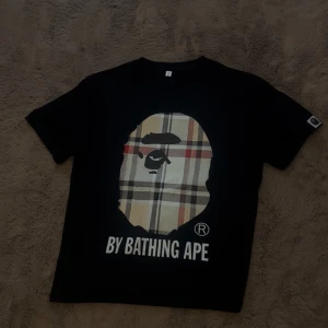 Burberry x bapesta tee - Burberry x bapesta tshirt – Storlek M  🧼 Helt oanvänd – inga märken, fläckar eller skador 📦 Originalpåse saknas, men skickas väl emballerad  ⚠️ Säljes p.g.a. fel storlek 📍 Möts upp i Göteborg eller skickas spårbart  Skicka ett meddelande om du är intresserad eller har frågor!