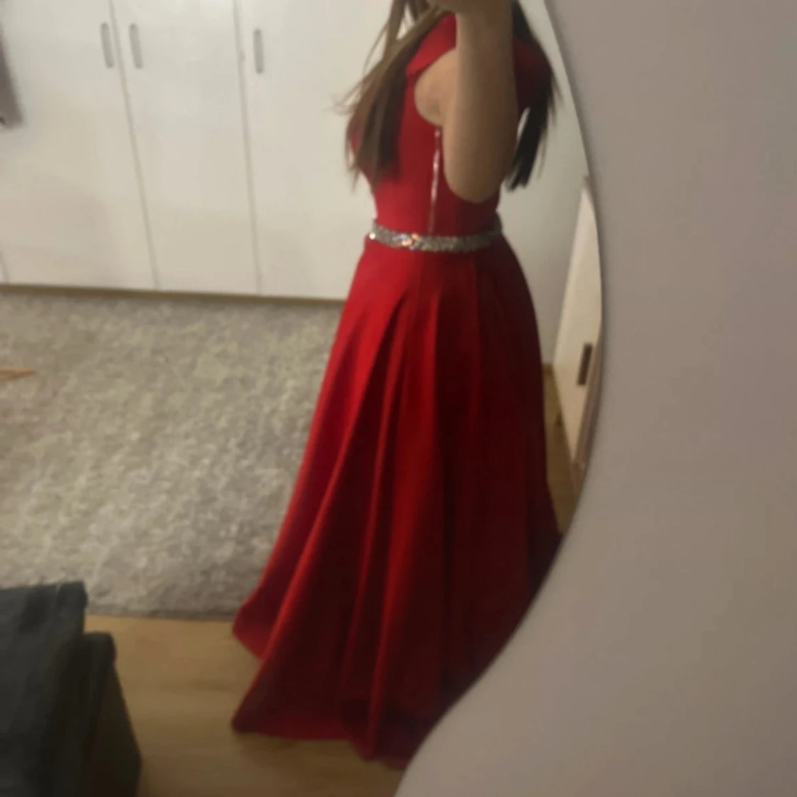 Röd långklänning med glittrigt bälte - 2