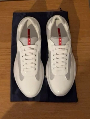 Prada skor  - Säljer dessa vita Prada skorna då de inte används. Nästan helt nya endast använda en gång. Storlek 43. 