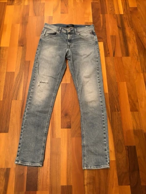 Replay Jeans - Hejsan! Vi säljer ett par nästintill nya Replay jeans i en lite ljusare tvätt. Jeansen är i storlek ”Wallys” vilket motsvarar ungefär W28-29 L 30-31. Nypriset ligger dessa strax över tusenlappen medans vi säljer för endast 349kr. Har ni funderingar? Hör av er!💯