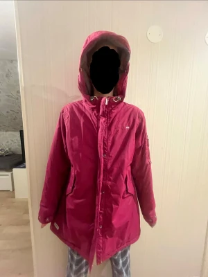 Mörkrosa parkas från Didriksons - MODELLEN ÄR BROSAN IDAG!! En riktigt fin jacka ifrån Didrikssons. Knappt använd! Båda varm och riktigt skön att ha på isig! De går att spänna ifrån sidorna,jag visar de där ja ringade in med svart. Går att knäppa till vid handlederna. Har en ficka på sidan på vänster armen och en ficka inne i jacka. Och två fickor utan på jackan! Alla knappar är på inget fel med dragkjedjan! Den är 100% vatten tätt! Va inte rädd att ställ frågor!