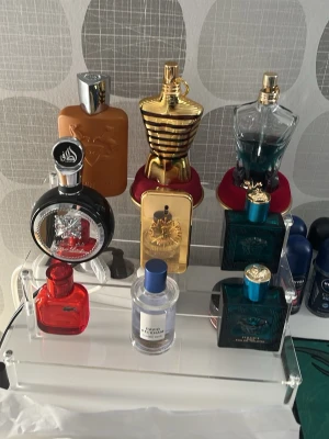 Flera parfymer - Säljer eller byter parfymer box finns med till alla. Om du vill köpa så kan du komma med prisförslag så diskuterar vi.
